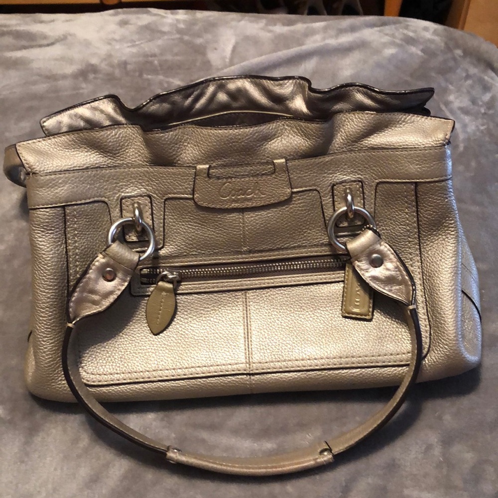📍MAKE ME AN OFFER.. cleaning out my closets.. Gently used Coach bag